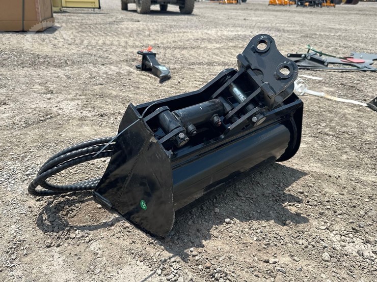 2026-future-24-in-tilting-excavator-bucket-image-4