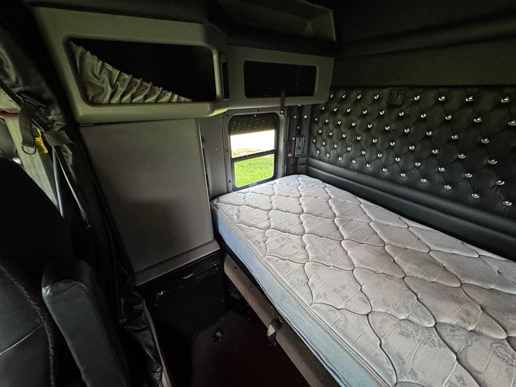 2021-kenworth-w900l-image-39