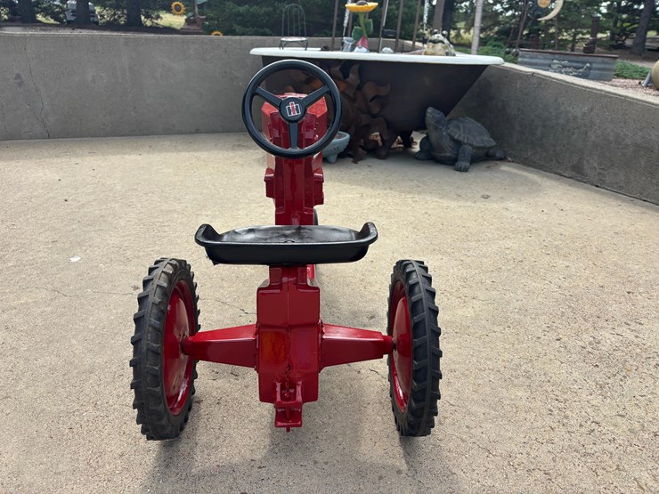 international-pedal-tractor-image-5
