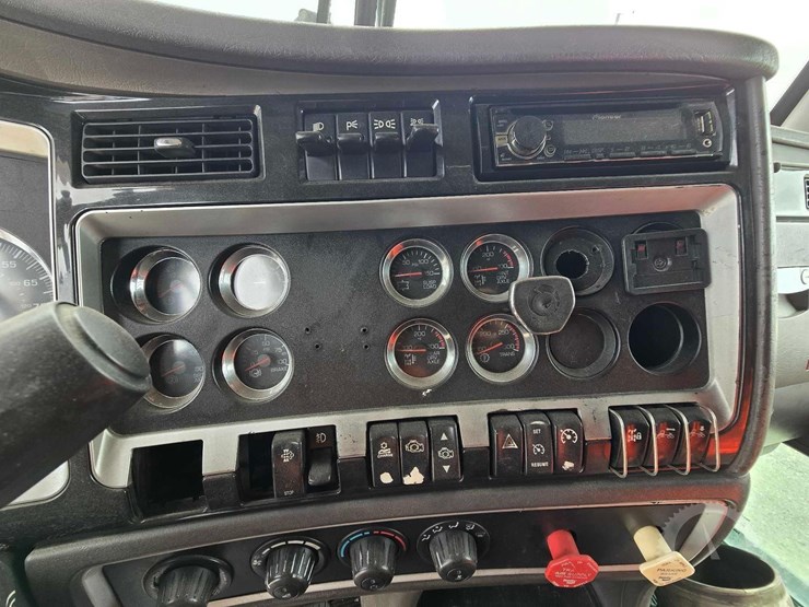2009-kenworth-t660-image-13