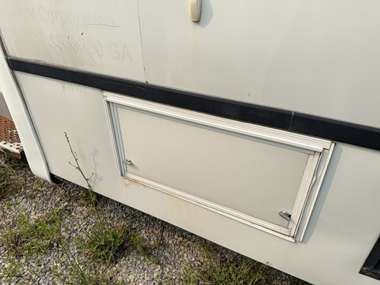 2012-freightliner-bus-image-10