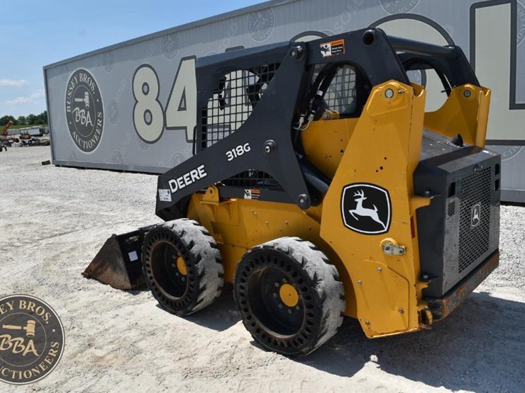 2021-deere-318g-image-12