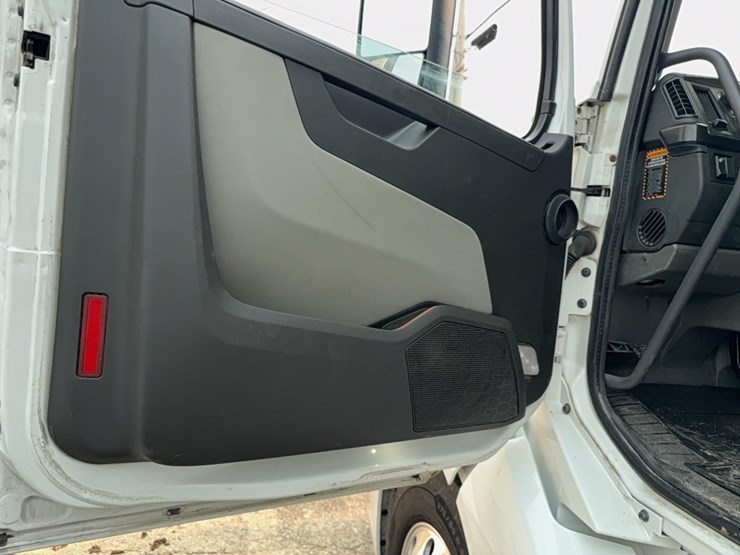 2019-volvo-vnl860-sleeper-cab-semi-image-43