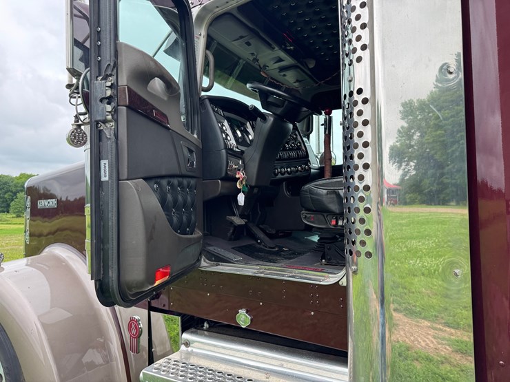 2021-kenworth-w900l-image-34
