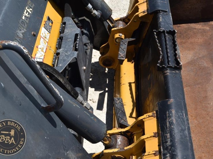 2021-deere-318g-image-21