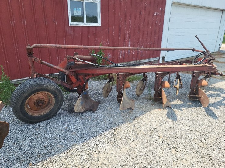 international-540-in-furrow-4-bottom-moldboard-plow-w/coulters-image-3