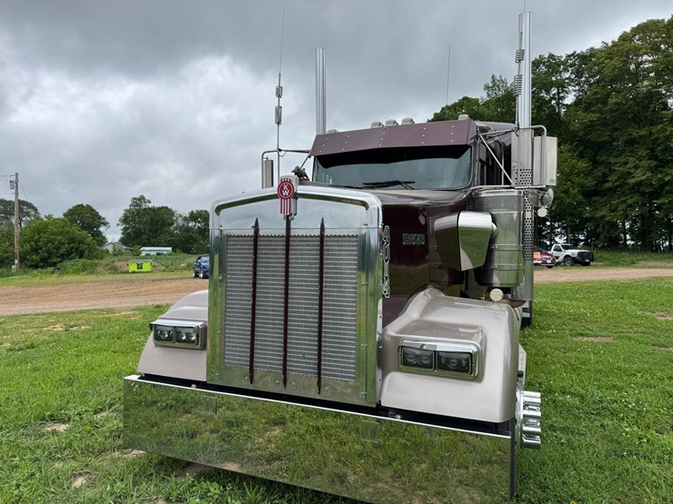 2021-kenworth-w900l-image-2