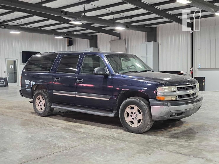 2004-chevrolet-suburban-image-2