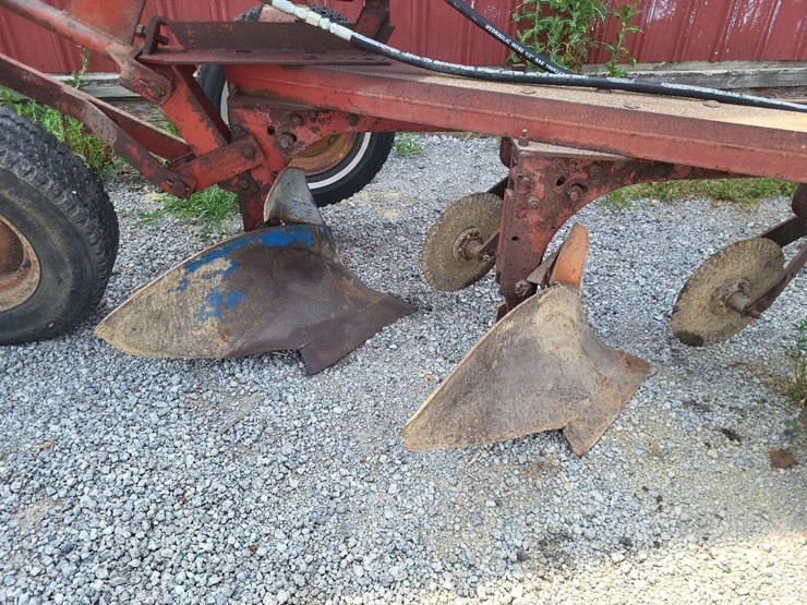 international-540-in-furrow-4-bottom-moldboard-plow-w/coulters-image-17