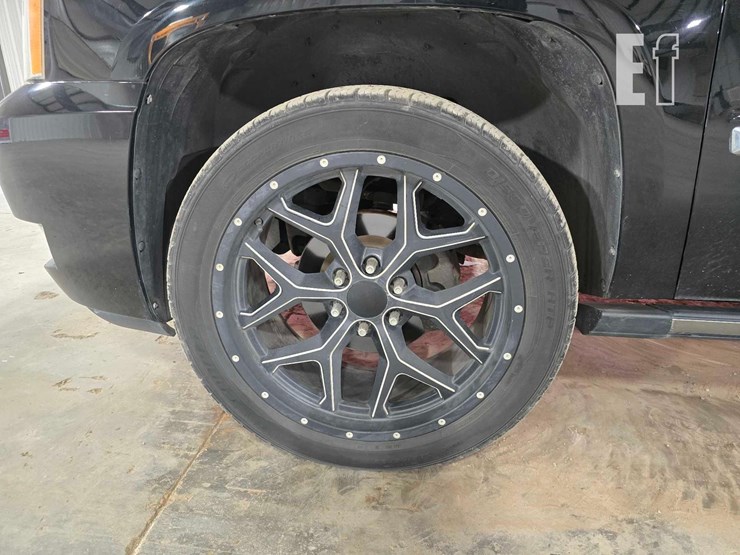 2013-cadillac-escalade-image-21