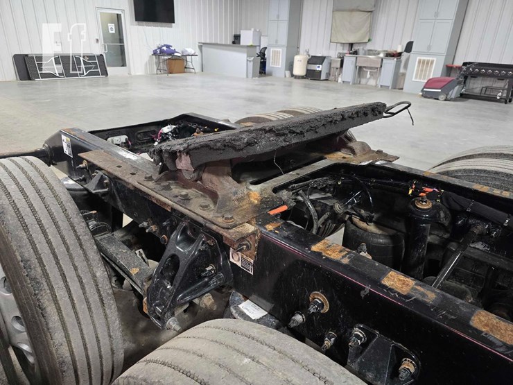2019-peterbilt-567-image-18