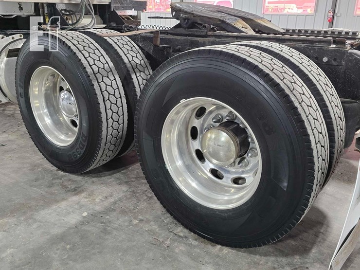 2015-peterbilt-389-image-27