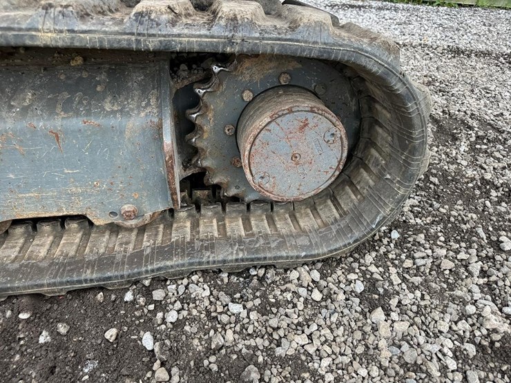 2022-takeuchi-tb240-image-19