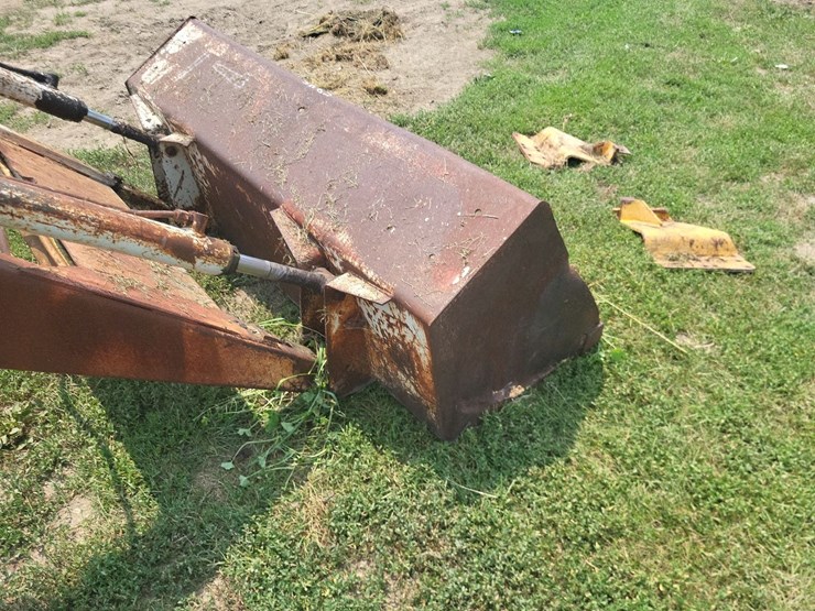 international-2000-loader-w/66"-bucket-and-mounting-brackets-image-22