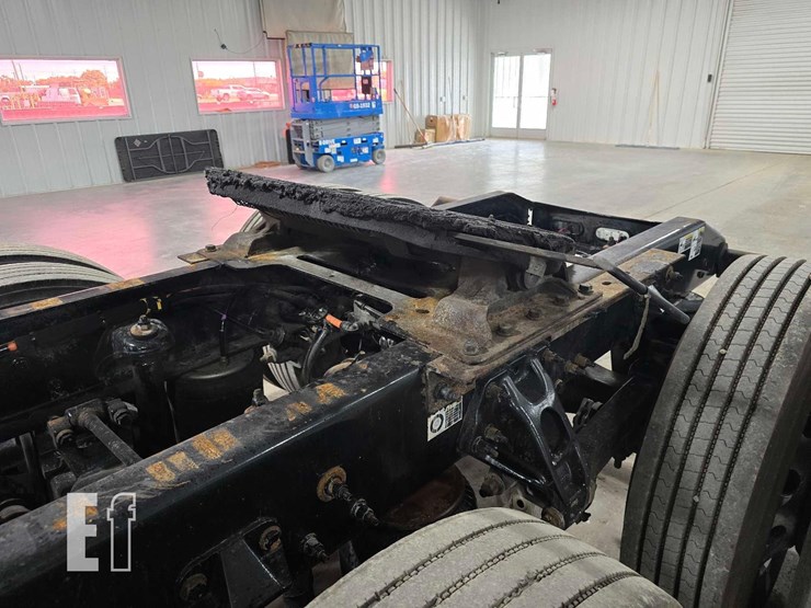 2019-peterbilt-567-image-19