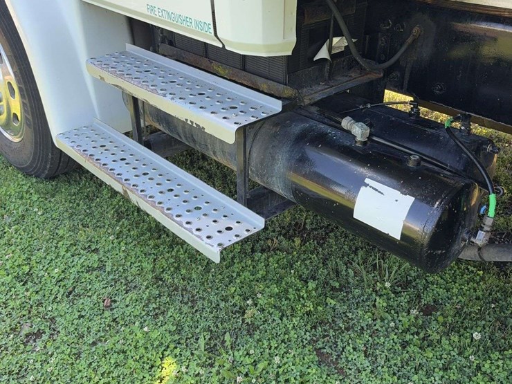 2002-freightliner-fl80-image-30