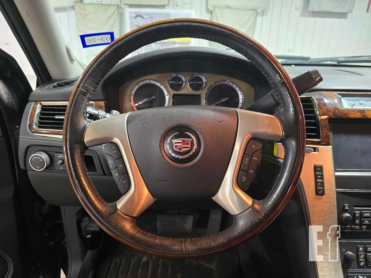 2013-cadillac-escalade-image-10