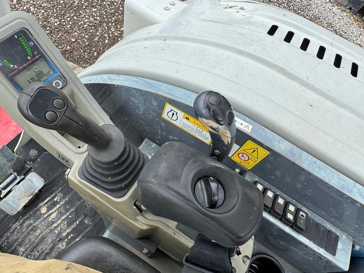 2022-takeuchi-tb240-image-28