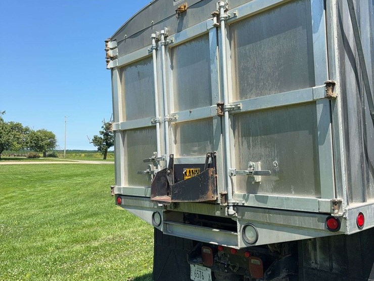2002-freightliner-fl80-image-13