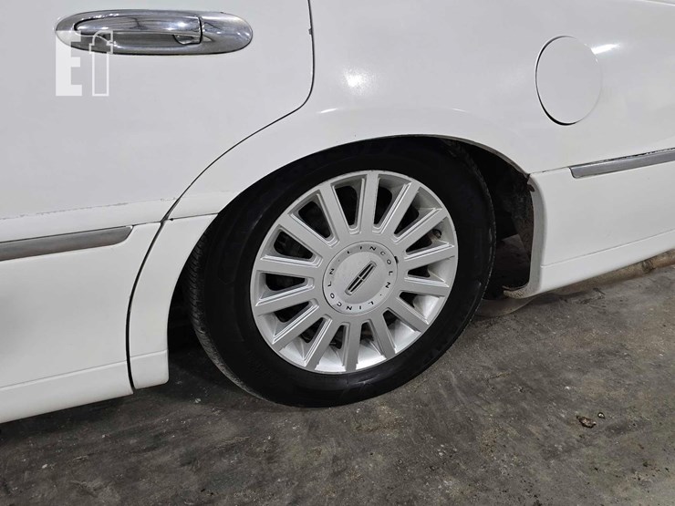 1999-lincoln-town-limousine-image-19