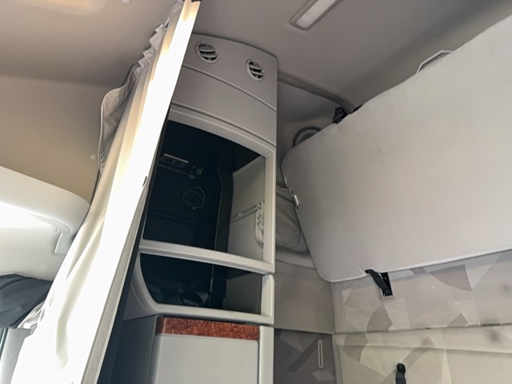 2005-volvo-semi-image-53