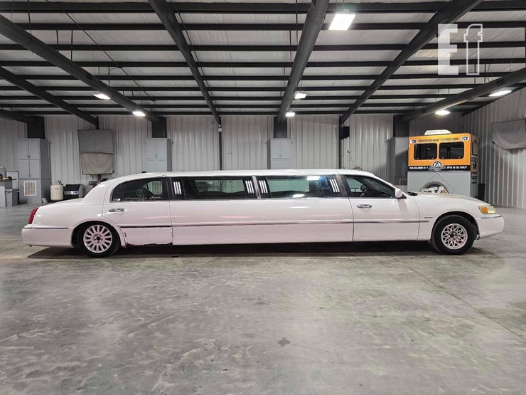 1999-lincoln-town-limousine-image-6