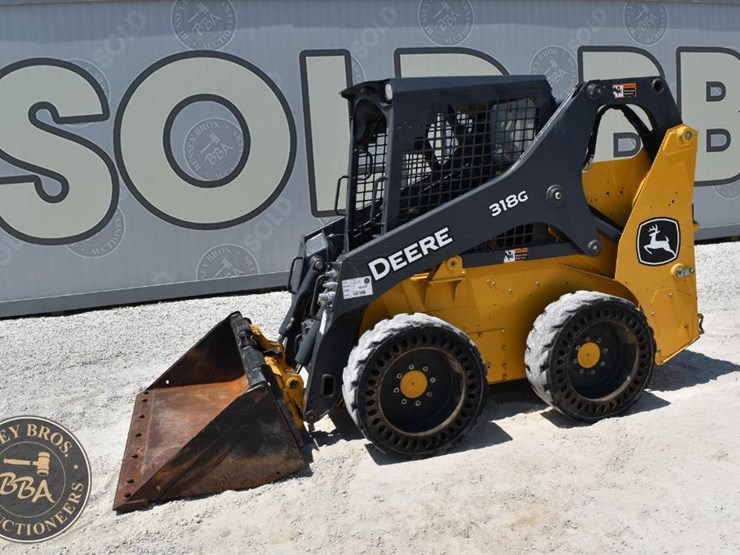 2021-deere-318g-image-10