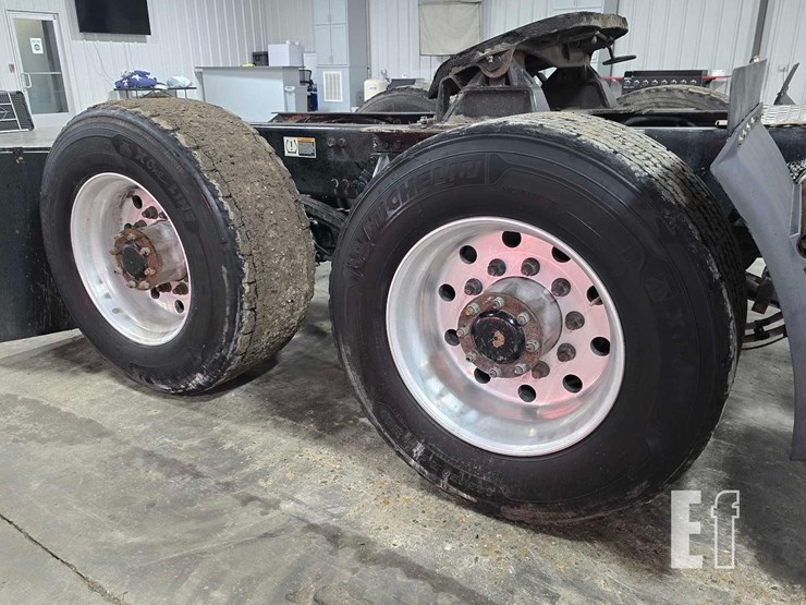 2015-kenworth-t680-image-24
