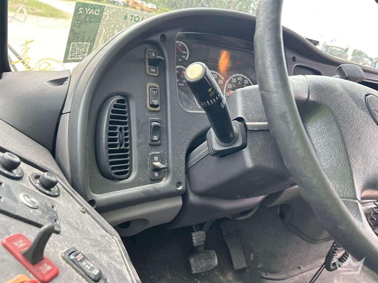 2011-freightliner-b2-image-19