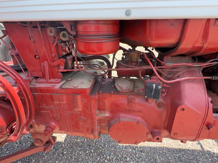 farmall-560-tractor-image-17