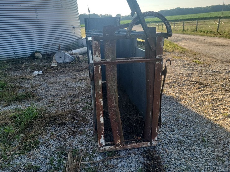 goat/sheep-galvanized-head-chute-w/floor-and-roll-up-rear-gate-image-9