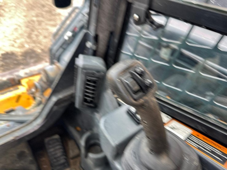 2021-deere-325g-image-26