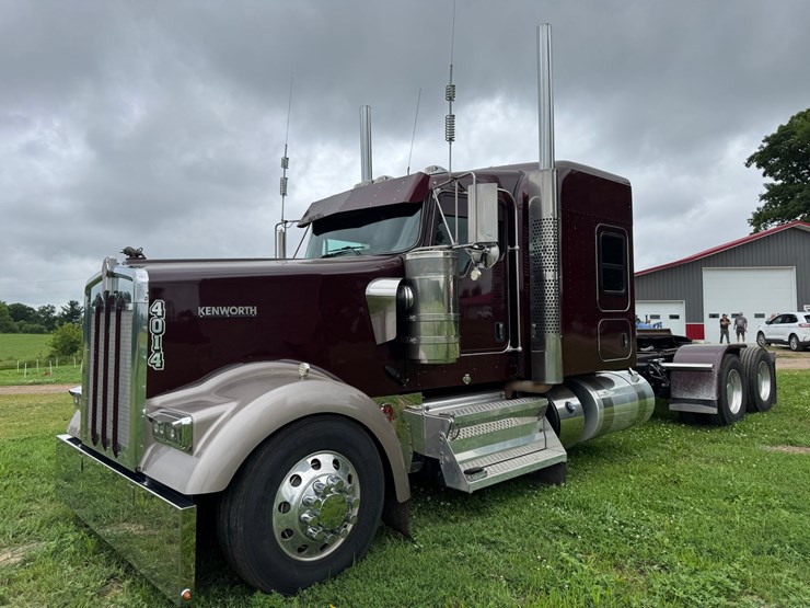 2021-kenworth-w900l-image-1