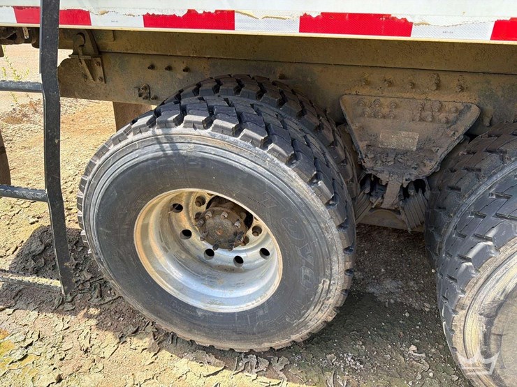 2020-peterbilt-520-heil-28yd-front-loader-garbage-truck-image-25