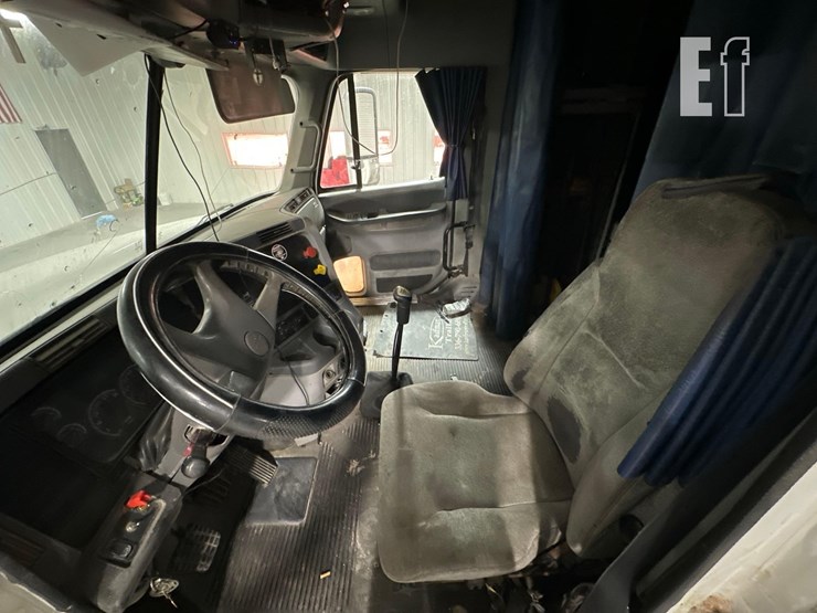 2007-freightliner-columbia-120-image-12