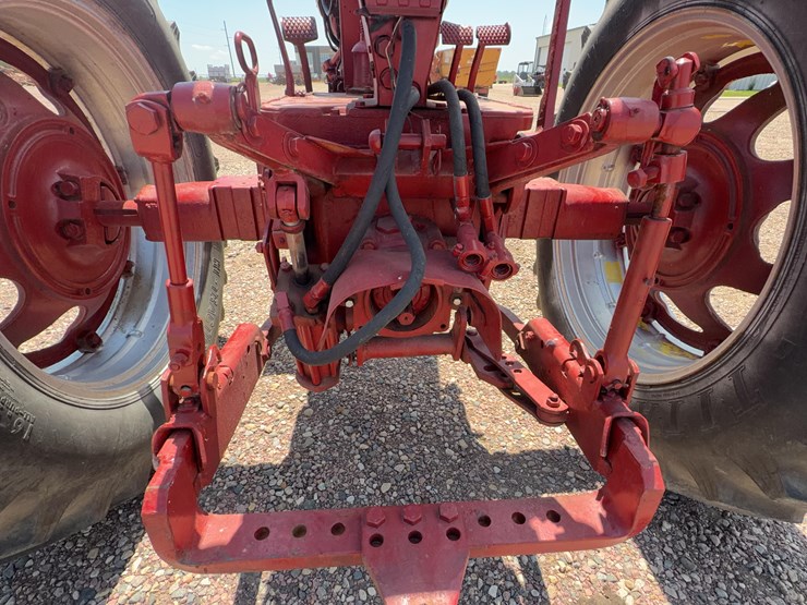 farmall-560-tractor-image-19