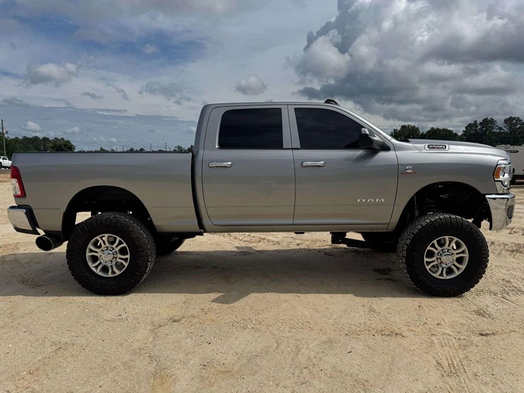 2019-dodge-2500-image-7