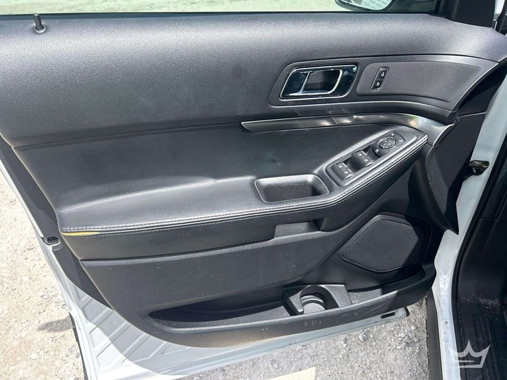 2016-ford-explorer-image-11