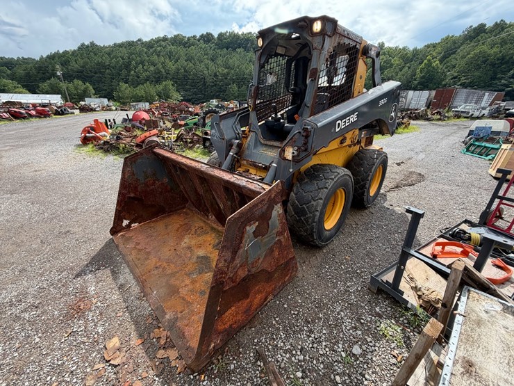 2021-deere-330g-image-1