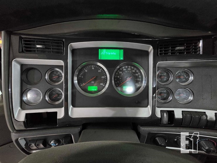 2013-kenworth-t800-image-12