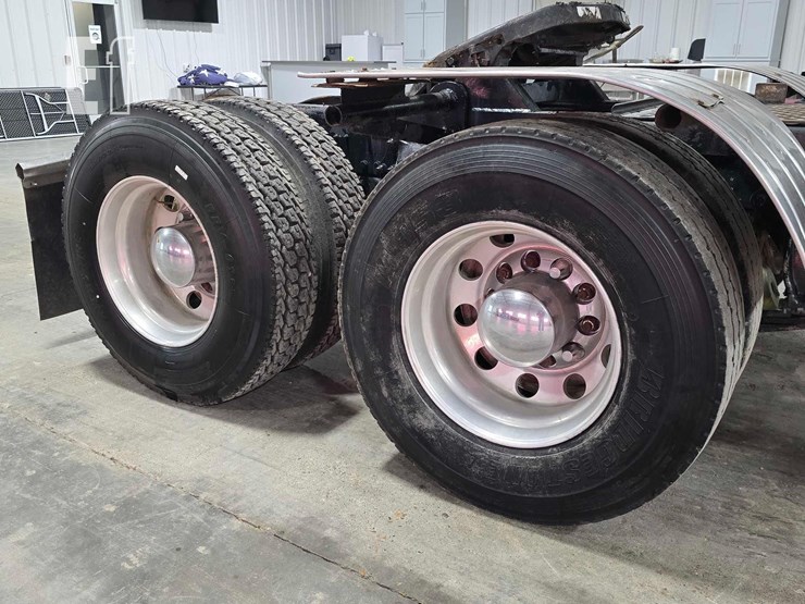 2001-freightliner-fld112-image-28