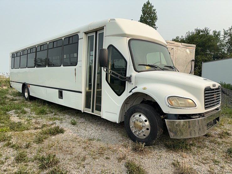 2012-freightliner-bus-image-3