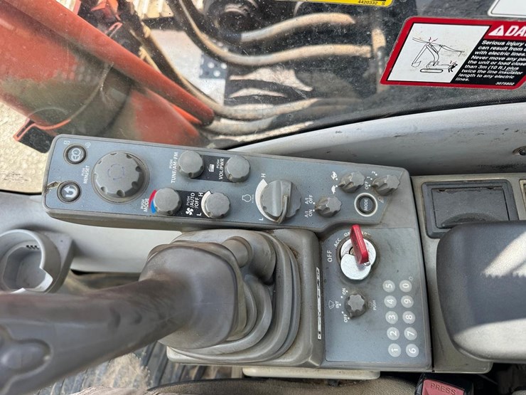 2015-hitachi-zx350lc-6n-image-26