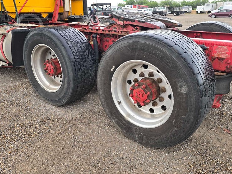2016-volvo-vnl64t300-image-23