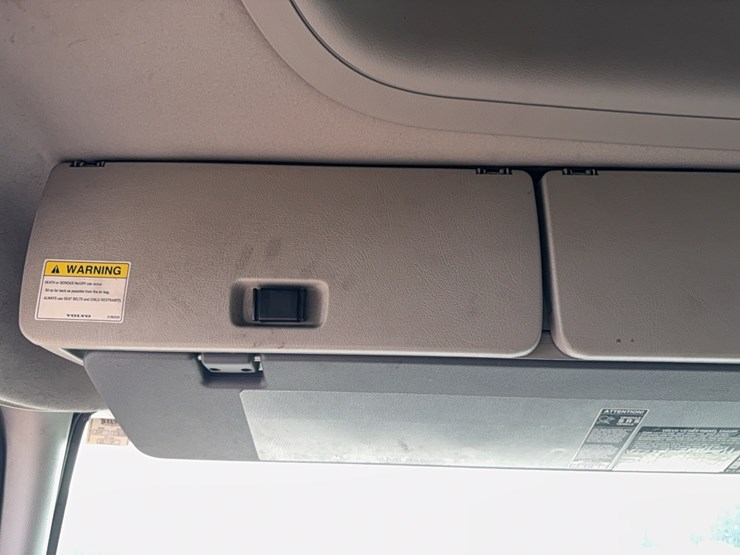 2005-volvo-semi-image-51