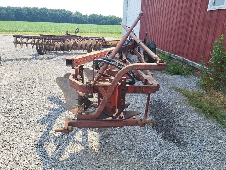 international-540-in-furrow-4-bottom-moldboard-plow-w/coulters-image-10