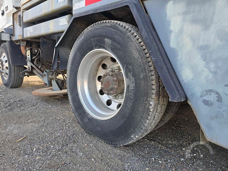 2002-gmc-t7500-image-28