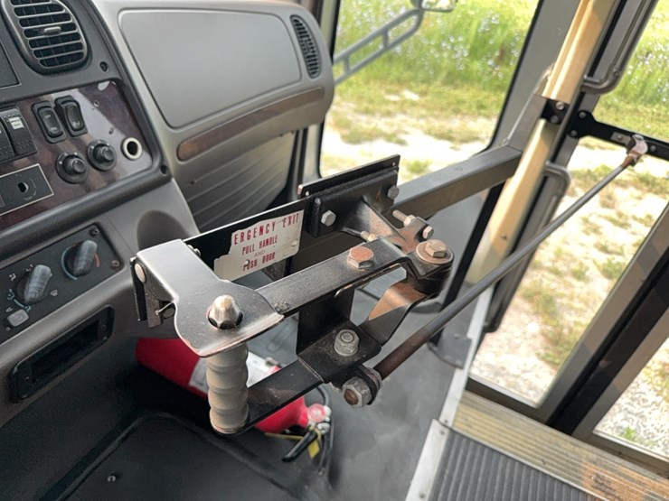 2012-freightliner-bus-image-38