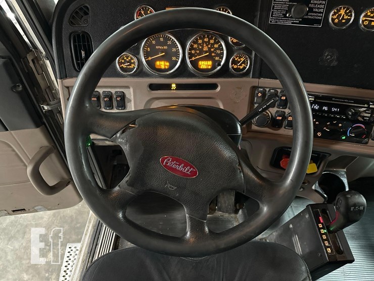 2017-peterbilt-389-image-15