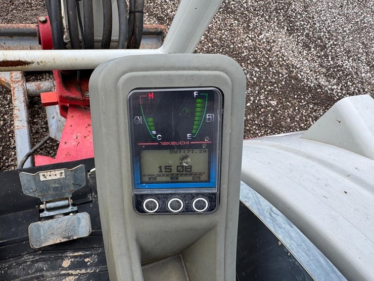 2022-takeuchi-tb240-image-27